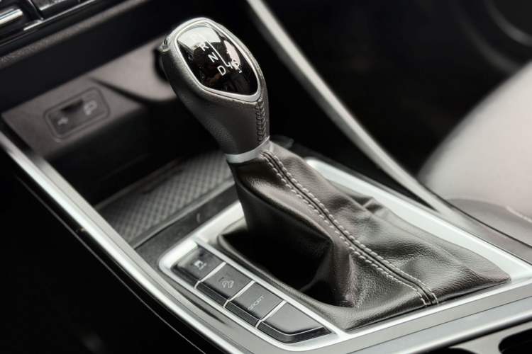Used Geely Auto Vision X3 2019 Upgraded Model 1.5L CVT Elite Version Gear Lever