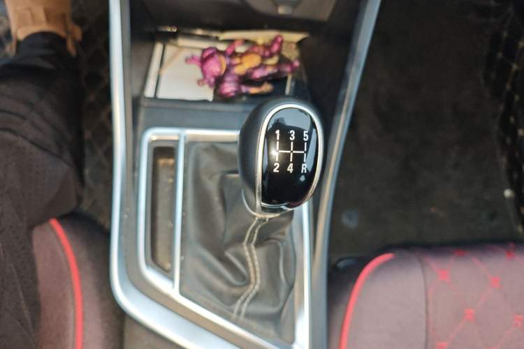 Used Geely Auto Vision X3 2019 Upgraded Model 1.5L Manual Elite Version Gear Lever