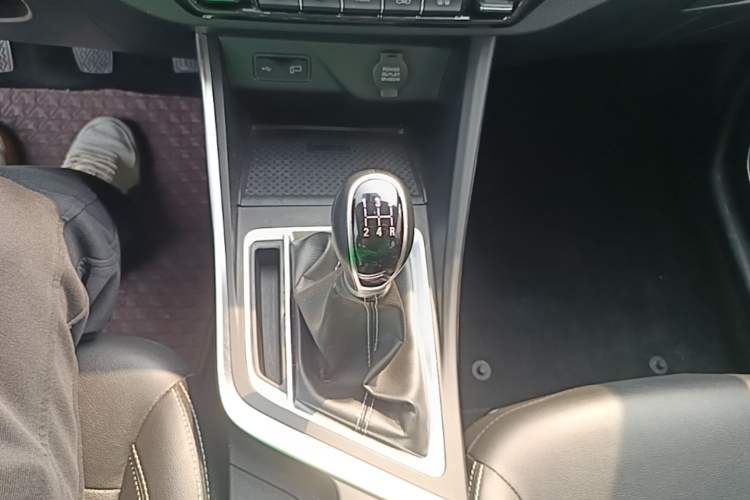 Used Geely Auto Vision X3 2019 Upgraded Model 1.5L Manual Luxury Version Gear Lever