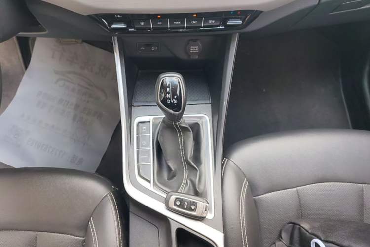 Used Geely Auto Vision X3 2019 Upgraded Model 1.5L CVT Elite Version Gear Lever
