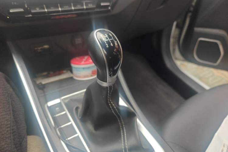 Used Geely Auto Vision X3 2019 Upgraded Model 1.5L Manual Luxury Version Gear Lever
