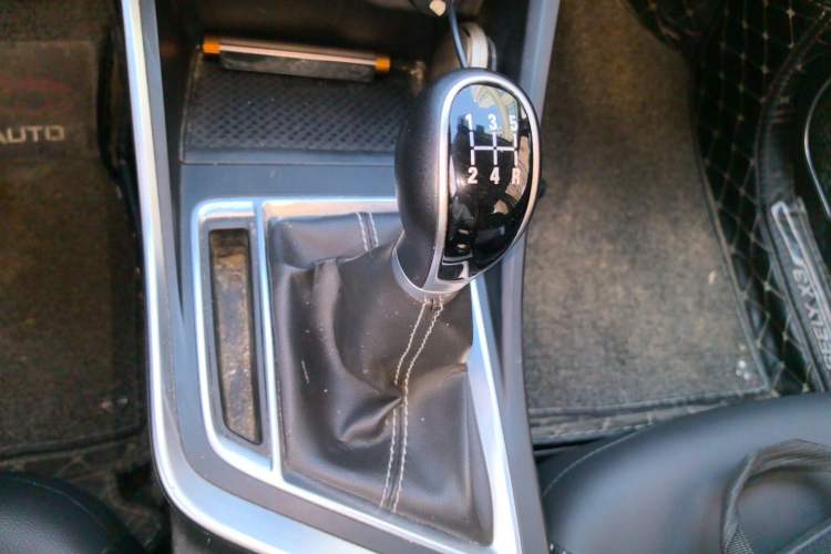 Used Geely Auto Vision X3 2019 Upgraded Model 1.5L Manual Elite Version Gear Lever