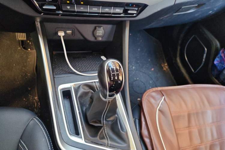 Used Geely Auto Vision X3 2019 Upgraded Model 1.5L Manual Luxury Version Gear Lever