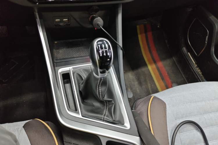 Used Geely Auto Vision X3 2019 Upgraded Model 1.5L Manual Elite Version Gear Lever