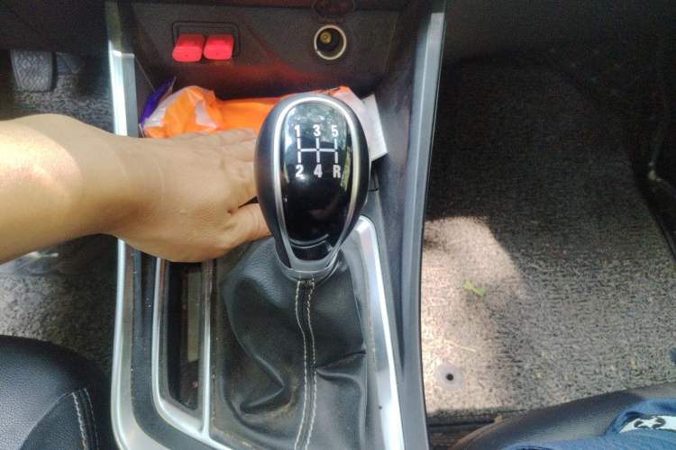 Used Geely Auto Vision X3 2019 Upgraded Model 1.5L Manual Elite Version Gear Lever