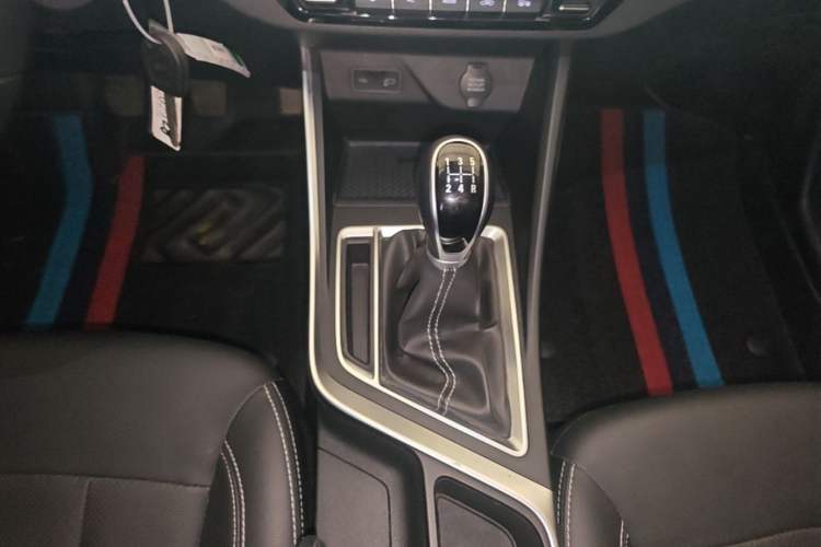 Used Geely Auto Vision X3 2019 Upgraded Model 1.5L Manual Luxury Version Gear Lever