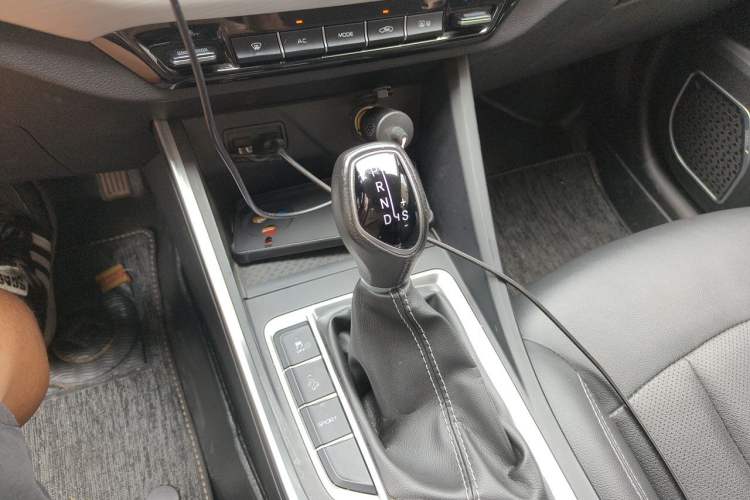 Used Geely Auto Vision X3 2019 Upgraded Model 1.5L CVT Elite Version Gear Lever