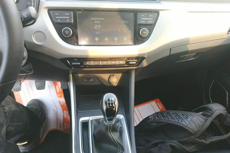 Used Geely Auto Vision X3 2019 Upgraded Model 1.5L Manual Elite Version Gear Lever