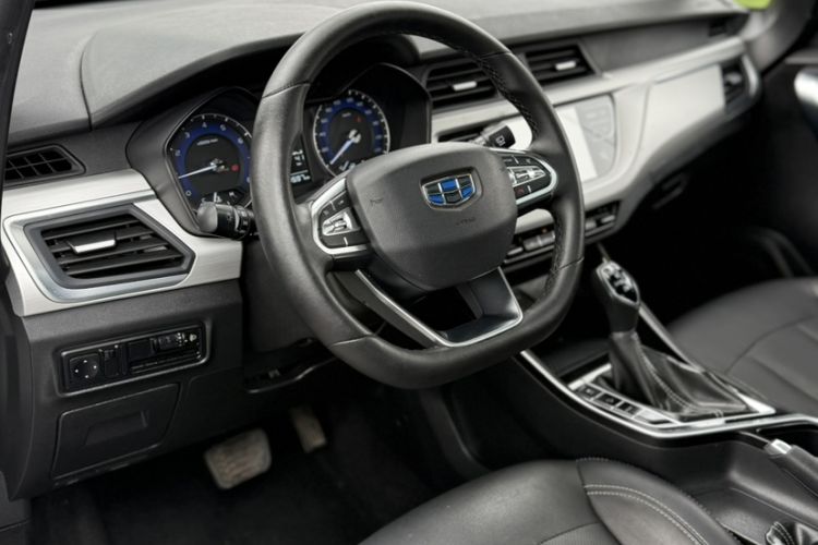 Used Geely Auto Vision X3 2019 Upgraded Model 1.5L CVT Prestige Version Interior 3