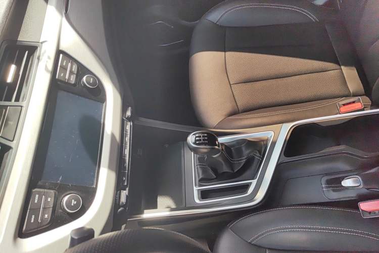 Used Geely Auto Vision X3 2019 Upgraded Model 1.5L Manual Elite Version Interior 4