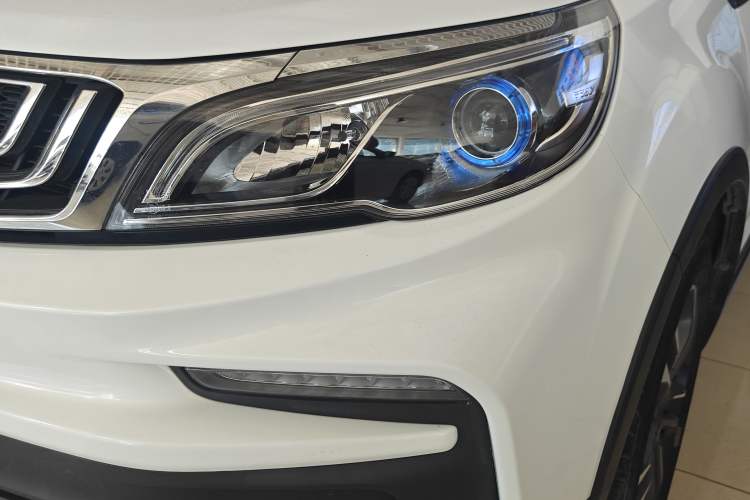 Used Geely Auto Vision X3 2019 Upgraded Model 1.5L Manual Luxury Version Left Front Headlight