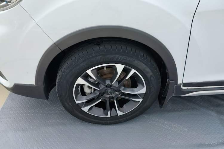 Used Geely Auto Vision X3 2019 Upgraded Model 1.5L CVT Elite Version Left Front Wheel Hub