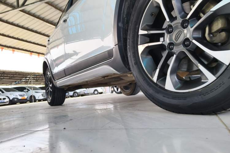 Used Geely Auto Vision X3 2019 Upgraded Model 1.5L Manual Luxury Version Right Side Sill