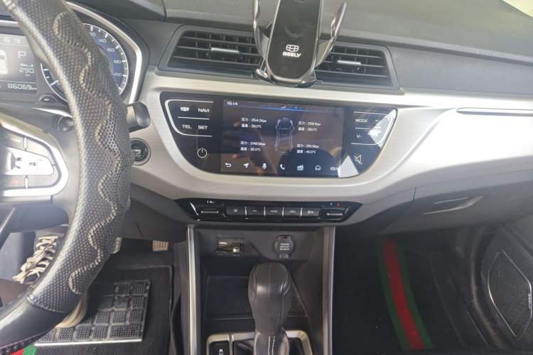 Used Geely Auto Vision X3 2019 Upgraded Model 1.5L CVT Prestige Version Audio And AC Panel