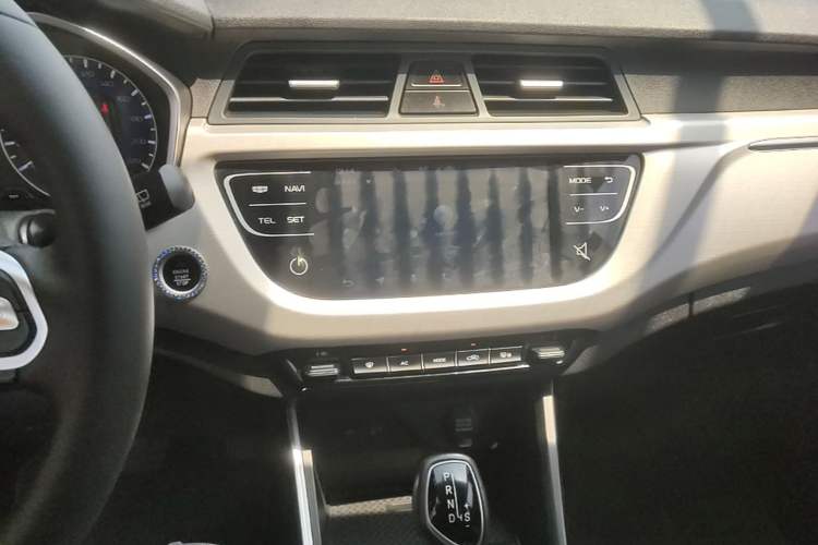 Used Geely Auto Vision X3 2019 Upgraded Model 1.5L CVT Prestige Version Audio And AC Panel