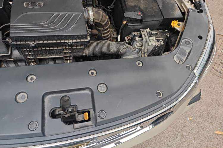 Used Geely Auto Vision X3 2019 Upgraded Model 1.5L CVT Elite Version Engine Bay Left