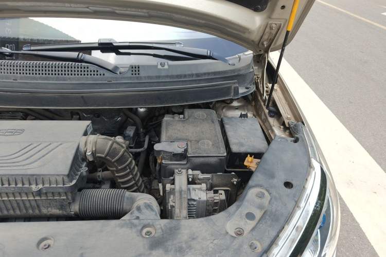 Used Geely Auto Vision X3 2019 Upgraded Model 1.5L CVT Prestige Version Engine Bay Left