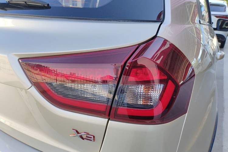 Used Geely Auto Vision X3 2019 Upgraded Model 1.5L CVT Prestige Version Exterior 3