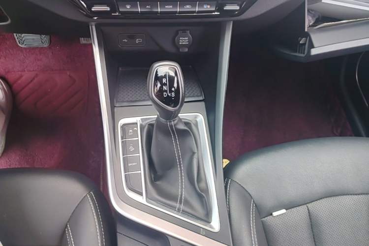 Used Geely Auto Vision X3 2019 Upgraded Model 1.5L CVT Elite Version Gear Lever