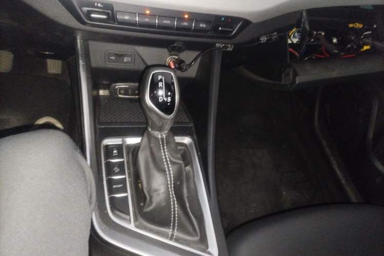 Used Geely Auto Vision X3 2020 1.5L CVT Luxury Model Gear Lever