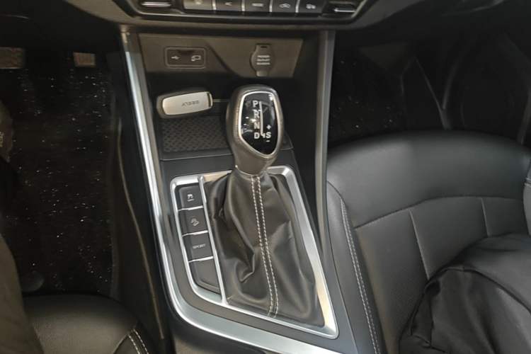 Used Geely Auto Vision X3 2020 1.5L CVT Luxury Model Gear Lever
