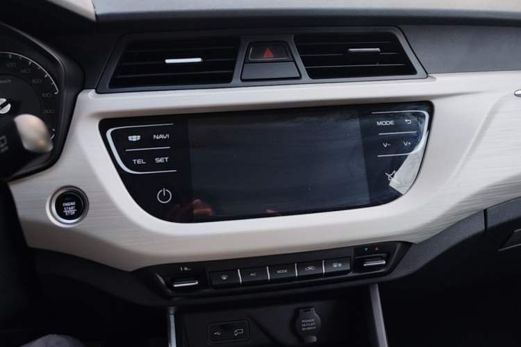 Used Geely Auto Vision X3 2020 1.5L CVT Luxury Model Audio And AC Panel