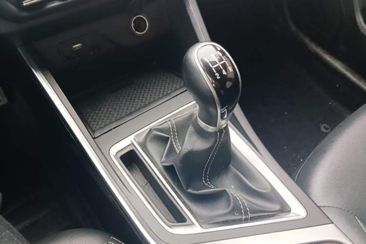 Used Geely Auto Vision X3 2020 1.5L Manual Luxury Edition Gear Lever