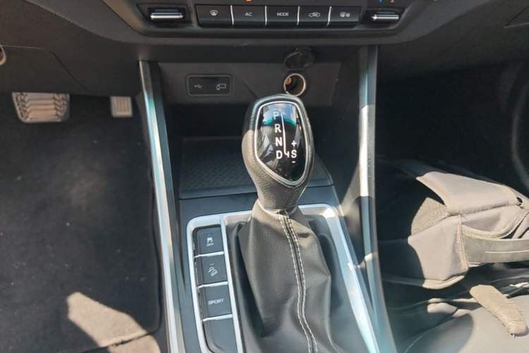 Used Geely Auto Vision X3 2020 1.5L CVT Elite Edition Gear Lever
