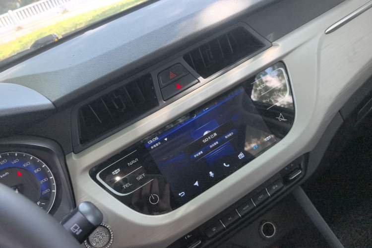 Used Geely Auto Vision X3 2020 1.5L CVT Luxury Model Audio And AC Panel