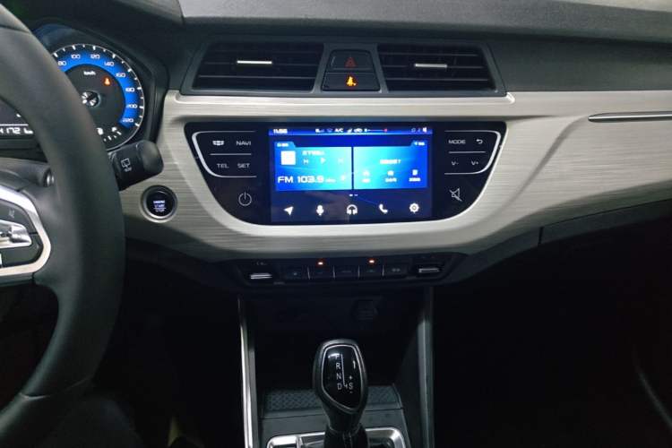 Used Geely Auto Vision X3 2020 1.5L CVT Luxury Model Audio And AC Panel