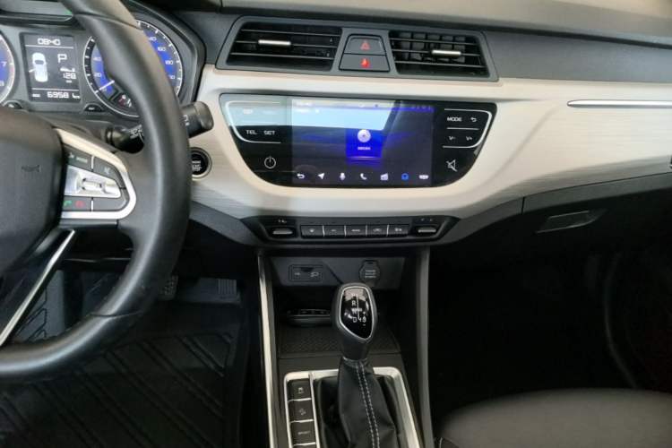Used Geely Auto Vision X3 2020 1.5L CVT Luxury Model Audio And AC Panel