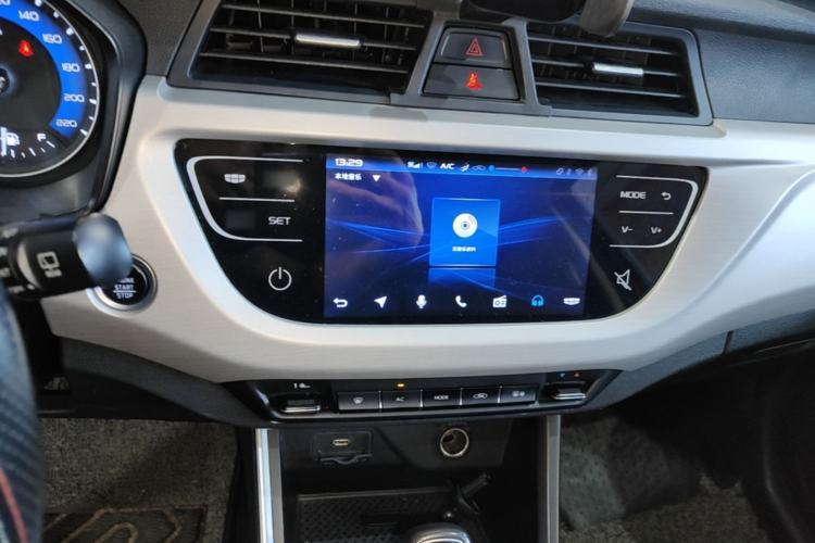 Used Geely Auto Vision X3 2020 1.5L CVT Luxury Model Center Console