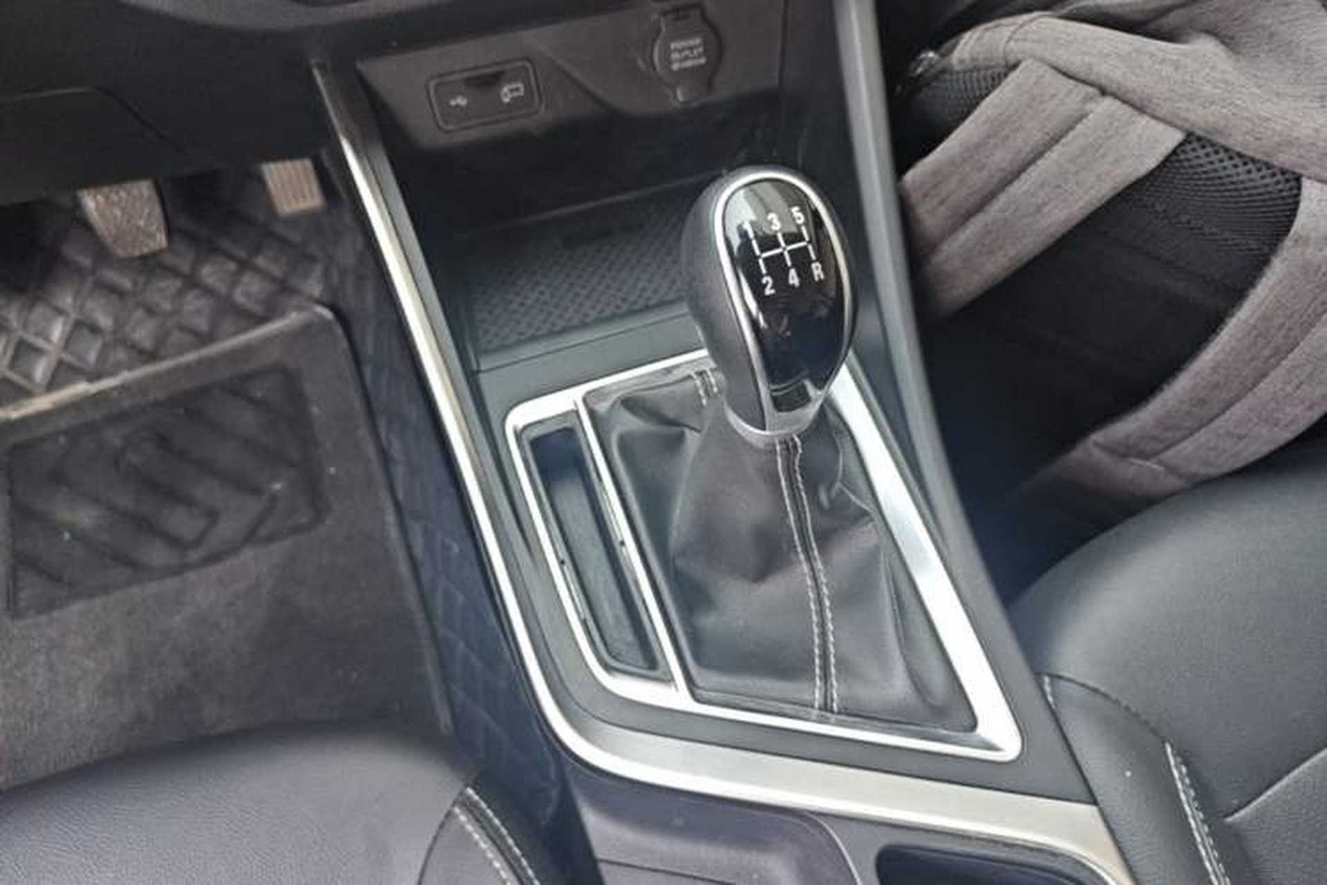 Used Geely Auto Vision X3 2020 1.5L Manual Elite Edition Gear Lever