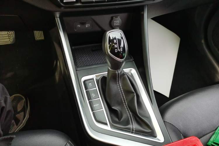 Used Geely Auto Vision X3 2020 1.5L CVT Luxury Model Gear Lever