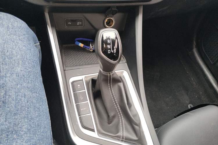 Used Geely Auto Vision X3 2020 1.5L CVT Elite Edition Gear Lever