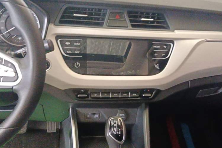 Used Geely Auto Vision X3 2020 1.5L CVT Luxury Model Audio And AC Panel