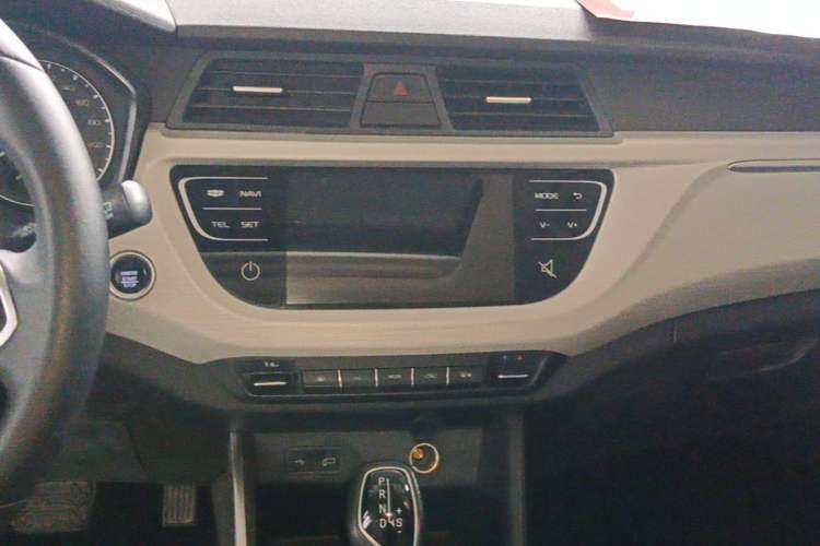 Used Geely Auto Vision X3 2020 1.5L CVT Luxury Model Audio And AC Panel