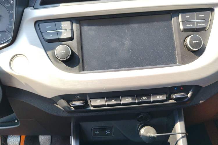 Used Geely Auto Vision X3 2020 1.5L Manual Elite Edition Audio And AC Panel