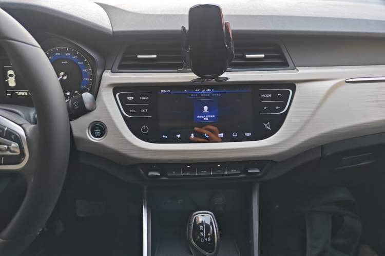 Used Geely Auto Vision X3 2020 1.5L CVT Luxury Model Audio And AC Panel