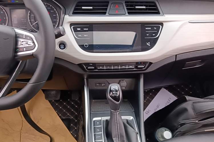 Used Geely Auto Vision X3 2020 1.5L CVT Luxury Model Audio And AC Panel