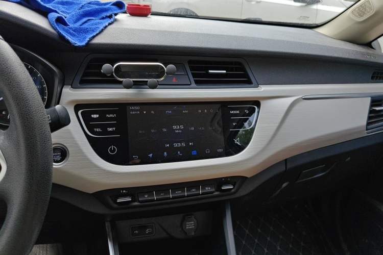 Used Geely Auto Vision X3 2020 1.5L CVT Elite Edition Audio And AC Panel