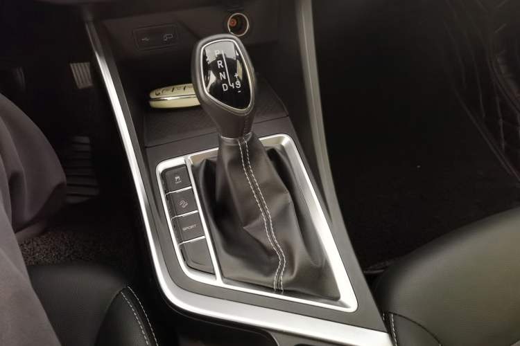 Used Geely Auto Vision X3 2020 1.5L CVT Luxury Model Gear Lever