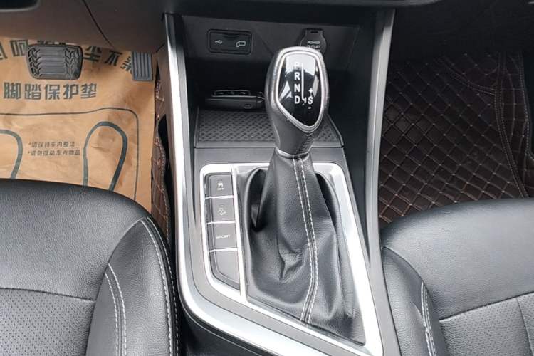 Used Geely Auto Vision X3 2020 1.5L CVT Elite Edition Gear Lever