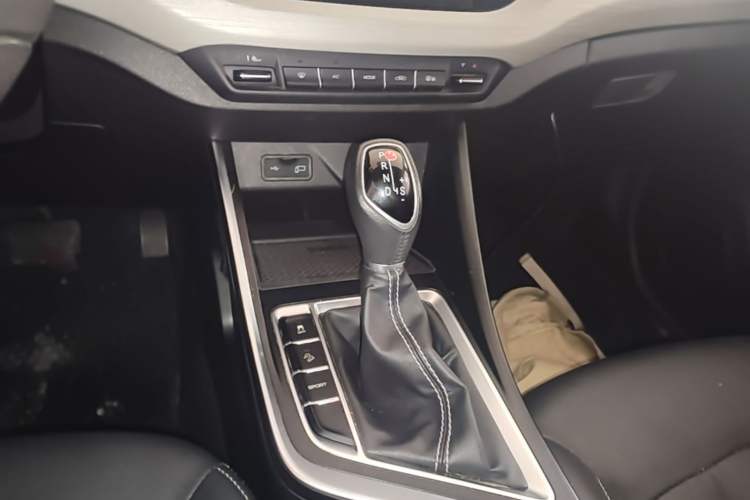Used Geely Auto Vision X3 2020 1.5L CVT Elite Edition Gear Lever