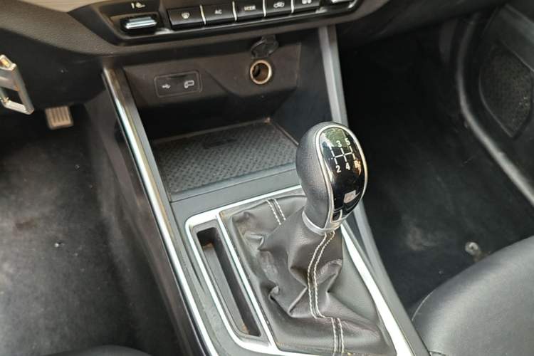 Used Geely Auto Vision X3 2020 1.5L Manual Elite Edition Gear Lever