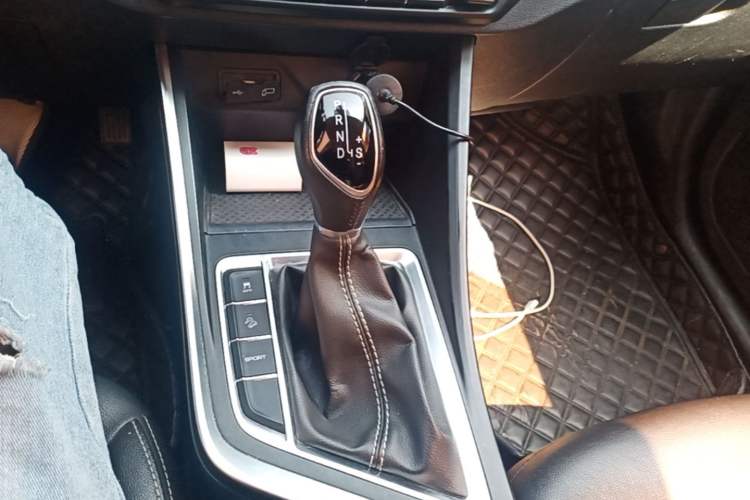 Used Geely Auto Vision X3 2020 1.5L CVT Elite Edition Gear Lever