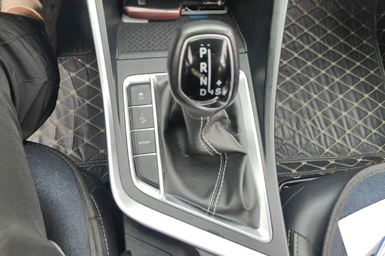 Used Geely Auto Vision X3 2020 1.5L CVT Elite Edition Gear Lever