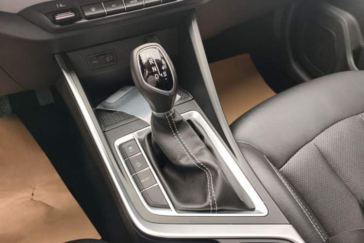 Used Geely Auto Vision X3 2020 1.5L CVT Elite Edition Gear Lever