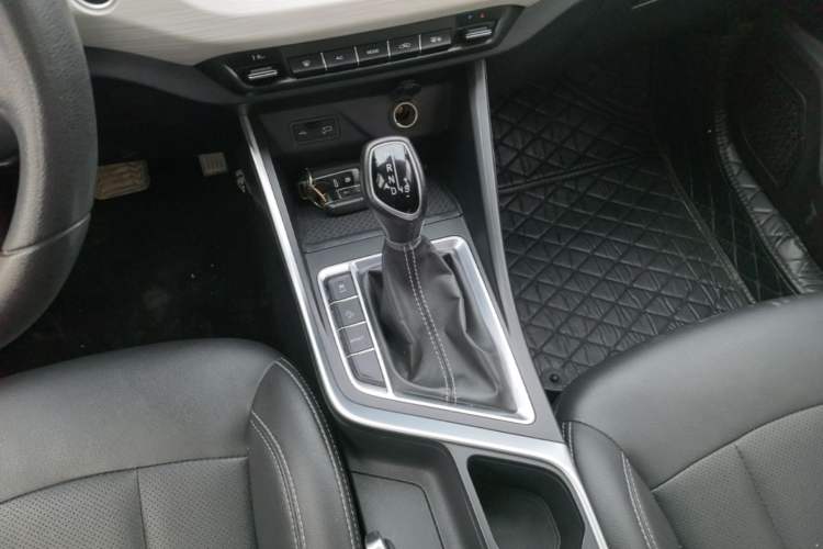 Used Geely Auto Vision X3 2020 1.5L CVT Elite Edition Gear Lever