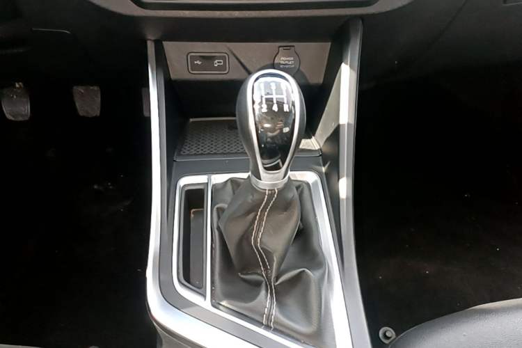 Used Geely Auto Vision X3 2020 1.5L Manual Elite Edition Gear Lever